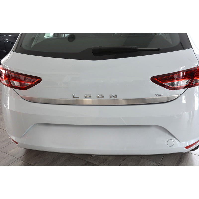 Avisa Baguette enjolivante coffre arrière inox sur mesure pour Seat Leon (5F) HB 5-portes 2013-2020