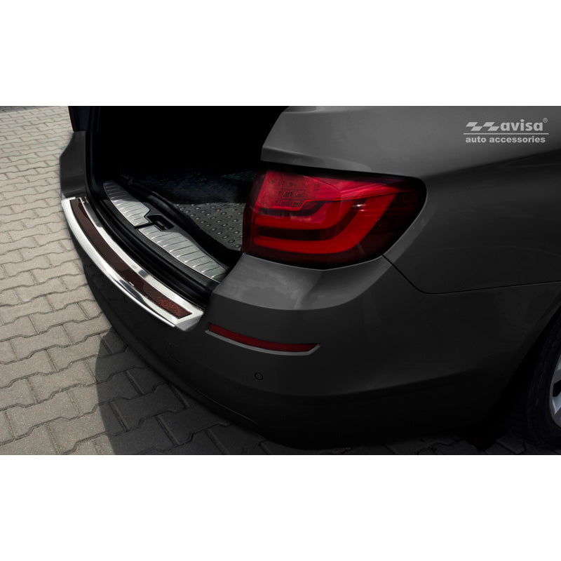 Avisa, protection de pare-chocs arrière, DeLuxe, acier inoxydable, convient à BMW 5-Series F11 Touring 2010-2016 Chrome/Rouge-Noir Carbon