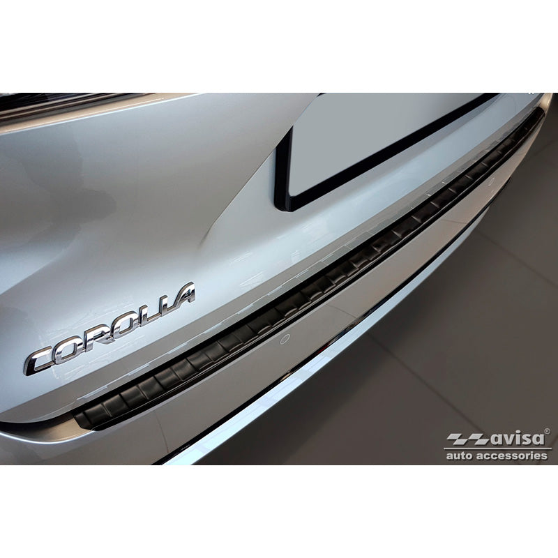 Avisa, achterbumperbeschermer, zwart, roestvrij staal, past op Toyota Corolla XII Combi 2019- (incl. GR Sport) & Suzuki Swace Combi 2020- 'Ribs'