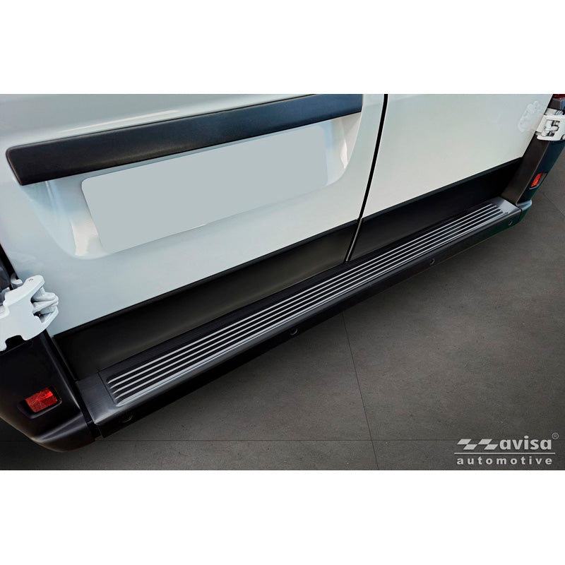 Protection de pare-chocs arrière en acier inoxydable noir Avisa adaptée à Fiat Ducato III Facelift 2023- / Opel Movano III Facelift 2023- / Toyota Proace Max 2024- 'Ribs' (2 pièces)